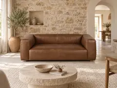 Canapé Neo John Maisons du Monde, 3 places droit fixe, cuir, coloris marron, mise en situation dans un salon (illustration IA 4)