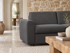Canapé Clayve But, 3 places droit convertible, coloris anthracite, mise en situation dans un salon (illustration IA 5)