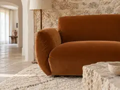 Canapé Spogano La Redoute, 3 places droit fixe, velours, coloris caramel, mise en situation dans un salon (illustration IA 5)