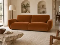 Canapé Spogano La Redoute, 3 places droit fixe, velours, coloris caramel, mise en situation dans un salon (illustration IA 7)