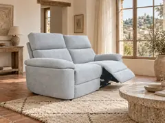 Canapé Orion But, 3 places droit fixe, coloris gris clair, mise en situation dans un salon (illustration IA 7)