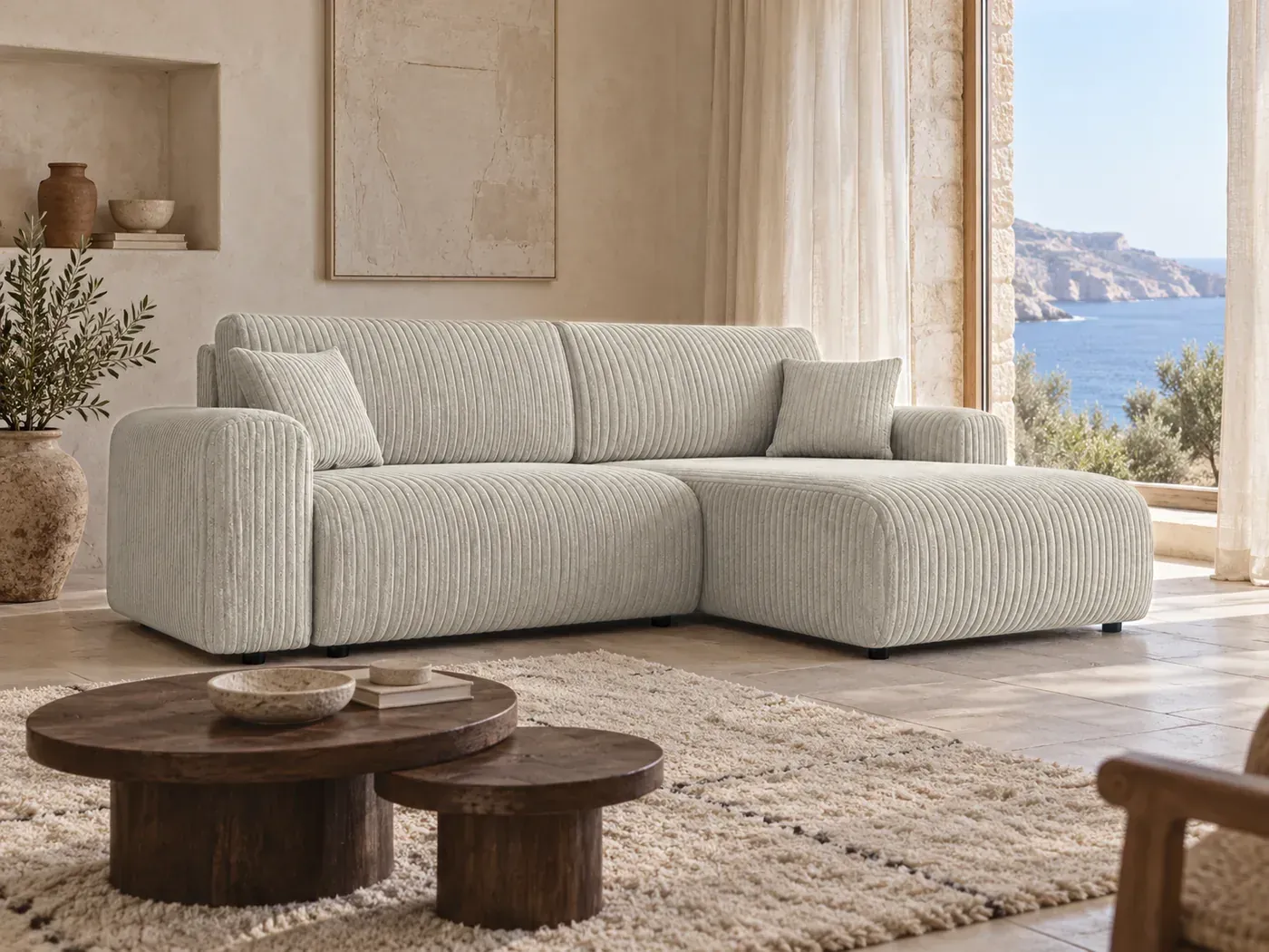 Naomi, 4 places d'angle convertible, coloris beige, dans un salon de villa avec vue sur la mer