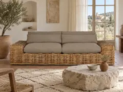 Canapé Saint Tropez Maisons du Monde, 2 places droit fixe, coloris taupe, mise en situation dans un salon (illustration IA 1)