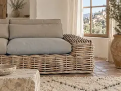 Canapé Saint Tropez Maisons du Monde, 2 places droit fixe, coloris taupe, mise en situation dans un salon (illustration IA 2)
