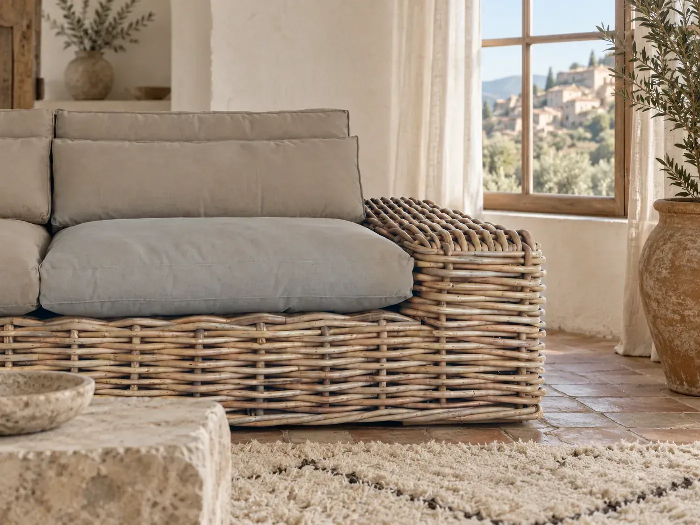 St Tropez, 2 places droit fixe, tissu, coloris taupe : gros plan sur l'accoudoir