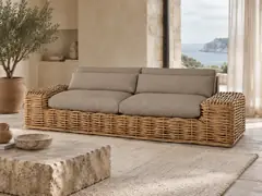 Canapé Saint Tropez Maisons du Monde, 2 places droit fixe, coloris taupe, mise en situation dans un salon (illustration IA 3)