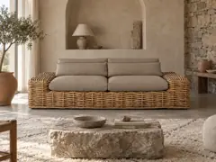 Canapé Saint Tropez Maisons du Monde, 2 places droit fixe, coloris taupe, mise en situation dans un salon (illustration IA 4)