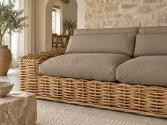 Canapé Saint Tropez Maisons du Monde, 2 places droit fixe, coloris taupe, mise en situation dans un salon (illustration IA 5)