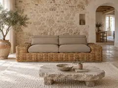 Canapé Saint Tropez Maisons du Monde, 2 places droit fixe, coloris taupe, mise en situation dans un salon (illustration IA 6)