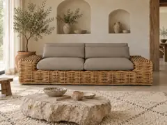 Canapé Saint Tropez Maisons du Monde, 2 places droit fixe, coloris taupe, mise en situation dans un salon (illustration IA 7)