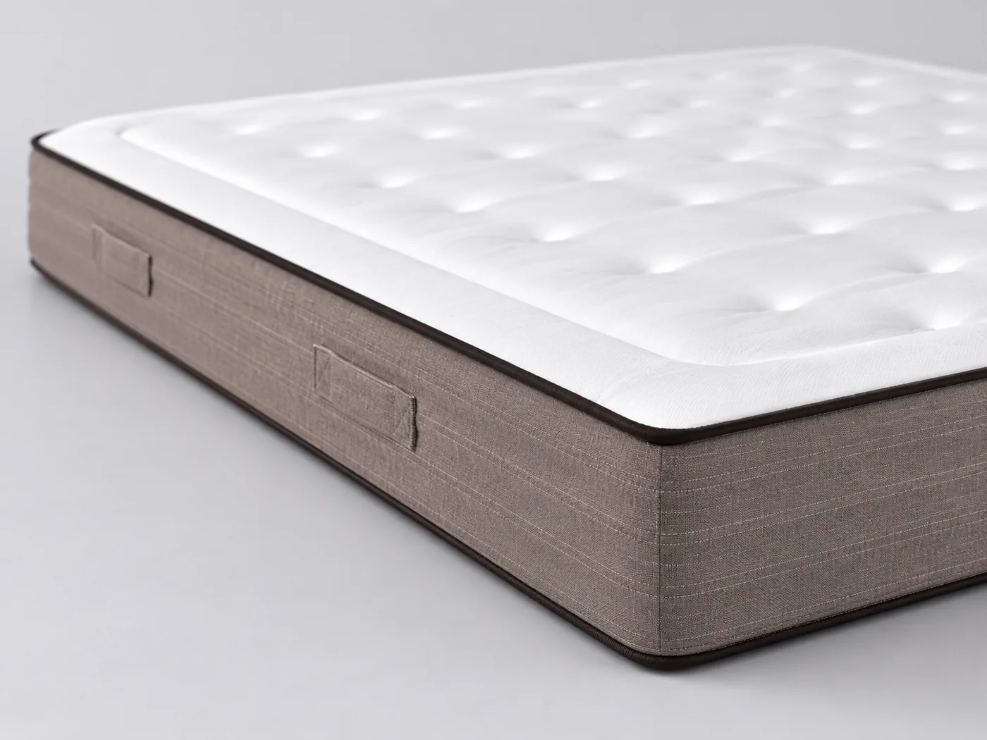 Matelas Bull Middle Maisons du Monde, gros plan sur le flanc : épaisseur de 22 cm et poignées