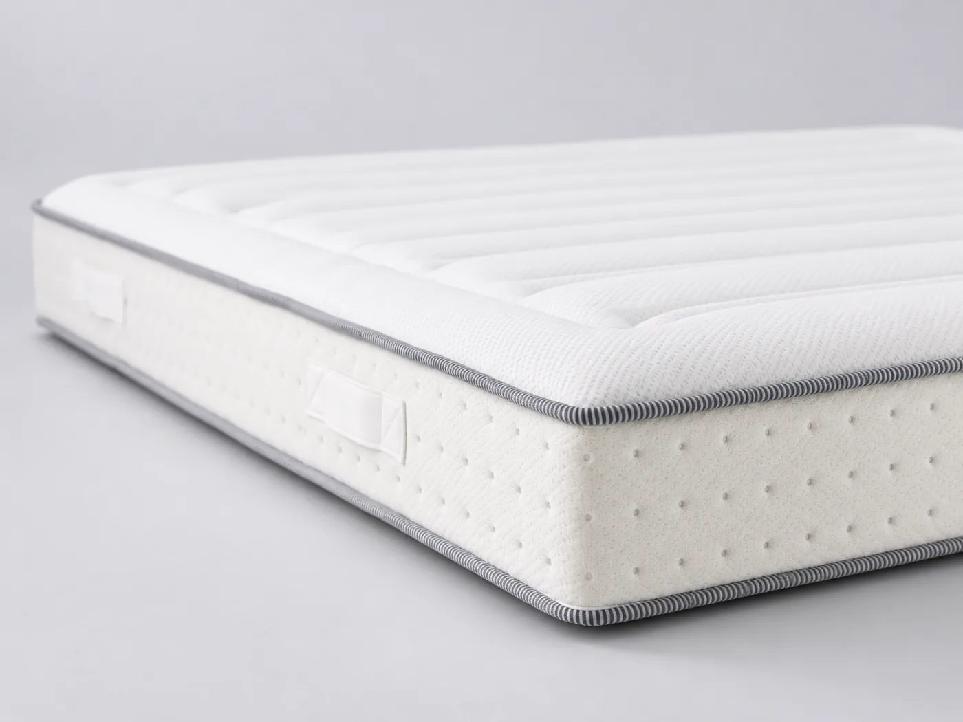 Matelas Ernest Camif, gros plan sur le flanc : épaisseur de 22 cm et poignées