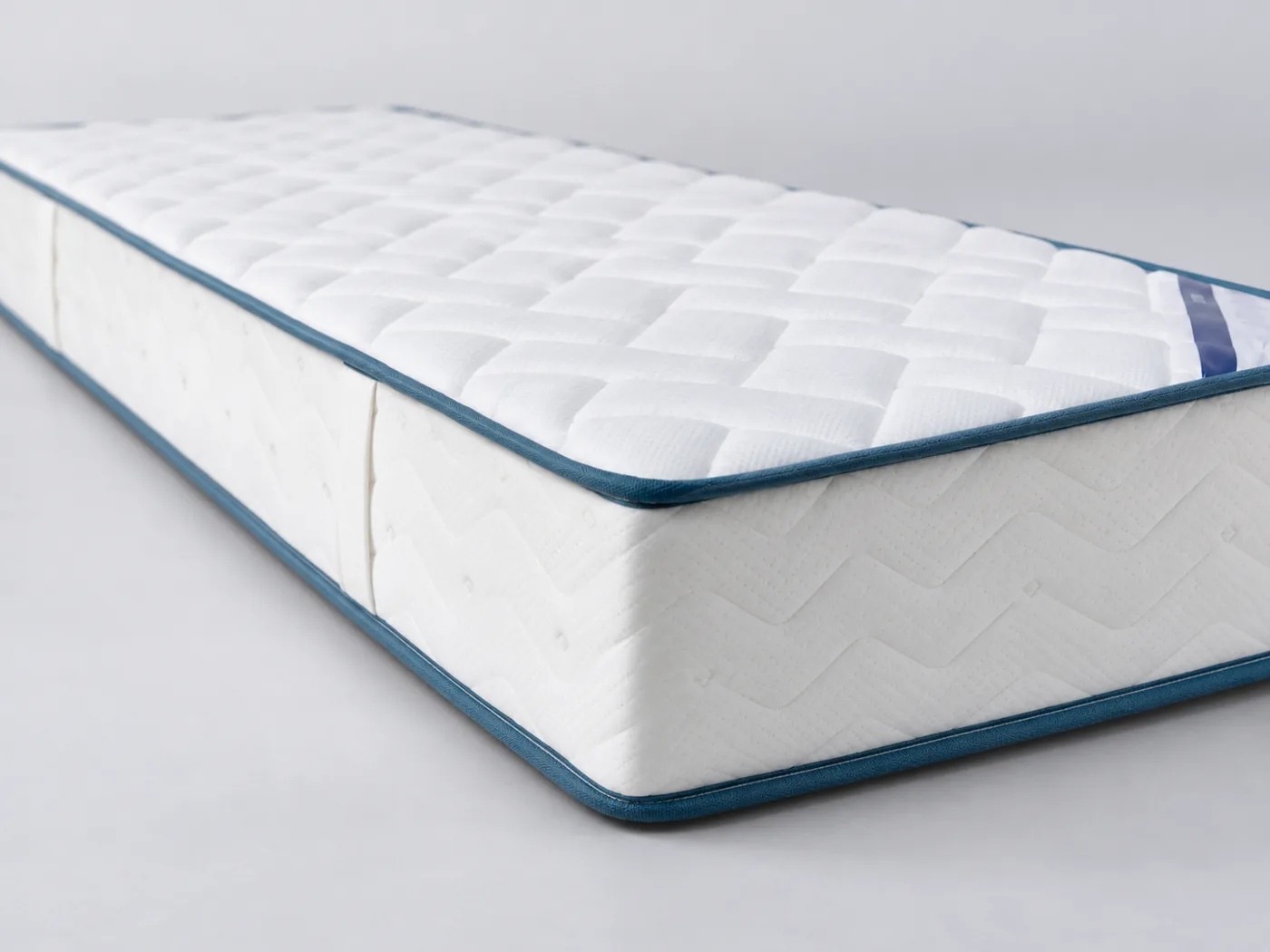 Matelas Maya Camif, gros plan sur le flanc : épaisseur de 20 cm et poignées