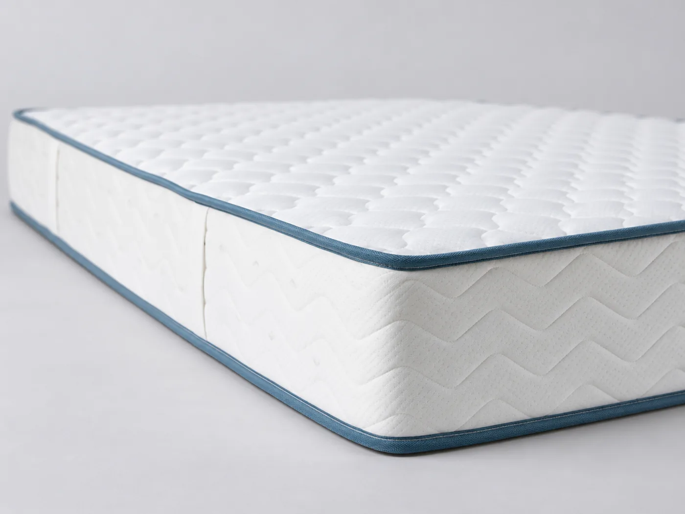 Matelas Mélusine Camif, gros plan sur le flanc : épaisseur de 23 cm et poignées