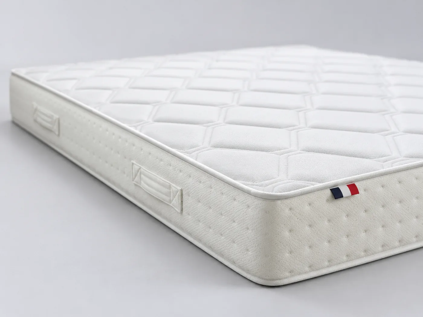 Matelas Mousse HR 40 kg/m³ très ferme La Redoute, gros plan sur le flanc : épaisseur de 19 cm et poignées
