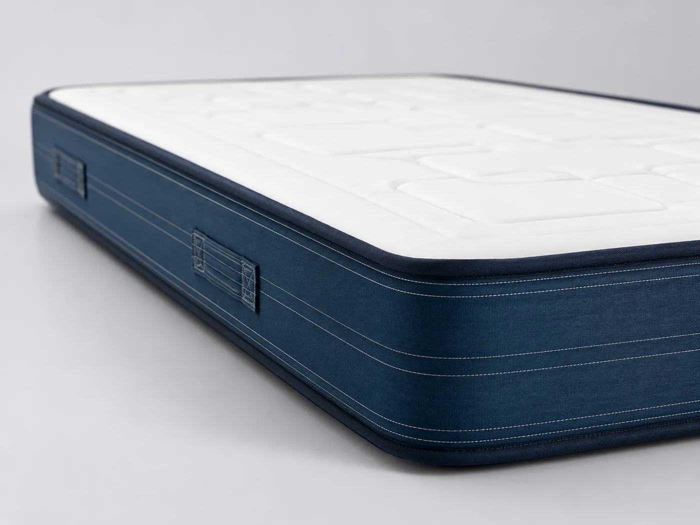 Matelas Oliver Miliboo, gros plan sur le flanc : épaisseur de 22 cm et poignées