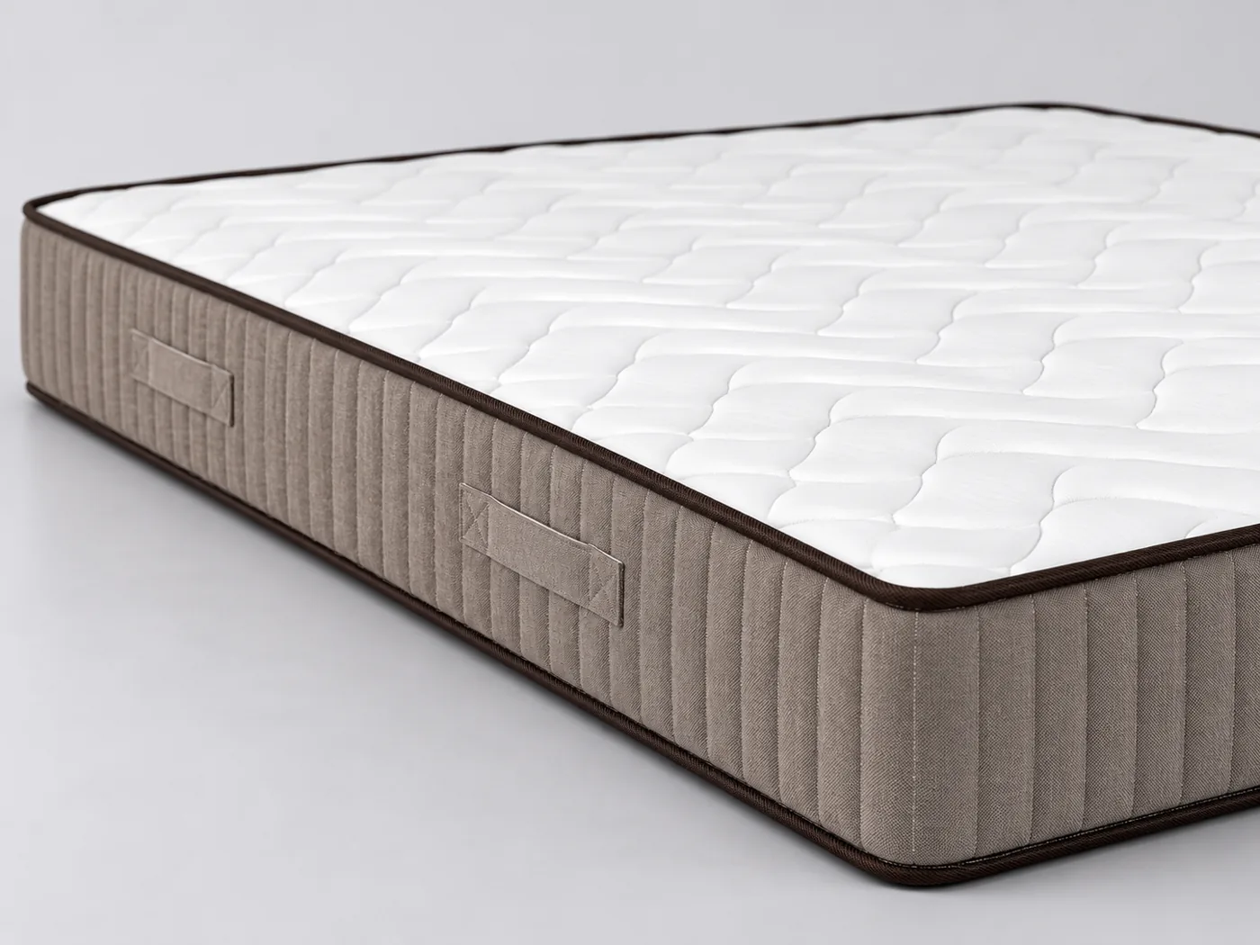 Matelas Pump Essentiel Maisons du Monde, gros plan sur le flanc : épaisseur de 22 cm et poignées