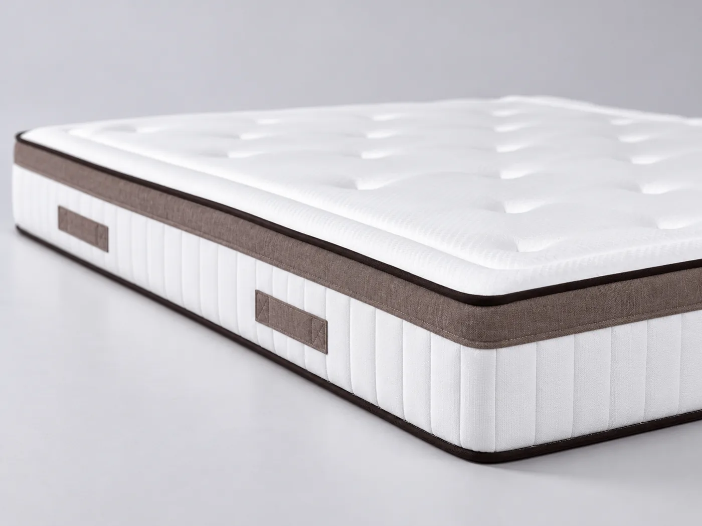 Matelas Pump Premium Maisons du Monde, gros plan sur le flanc : épaisseur de 26 cm et poignées