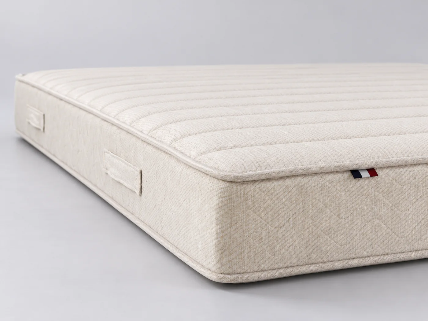 Matelas Théodore Camif, gros plan sur le flanc : épaisseur de 23 cm et poignées